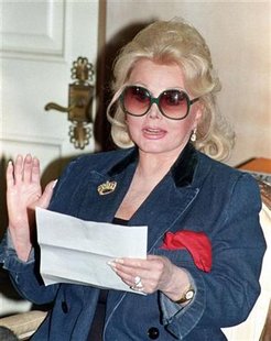 Actress Zsa Zsa Gabor remained in serious condition over the weekend at a Los Angeles hospital after a car crash last week, according to reports December 2, 2002. REUTERS/Fred Prouser/files
Actress Zsa Zsa Gabor remained in serious condition over the weekend at a Los Angeles hospital after a car crash last week, according to reports December 2, 2002. REUTERS/Fred Prouser/files
