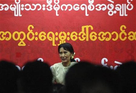 
Myanmar's pro-democracy leader Aung San Suu Kyi speaks at a meeting with members at her National League for Democracy's party headquarters in Yangon November 15, 2010. REUTERS/Stringer
