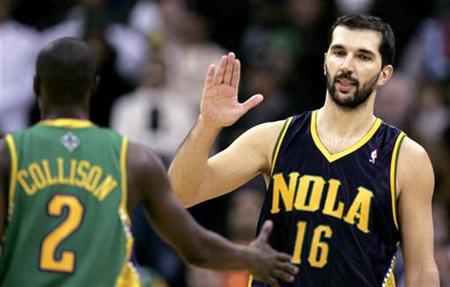 New Orleans Hornets forward Peja Stojakovic (16) celebrates with fellow teammate Darren Collison (2) during the second half of their NBA basketball against the Boston Celtics in New Orleans, Louisiana February 10, 2010. The Hornets won the game. REUTERS/Sean Gardner
New Orleans Hornets forward Peja Stojakovic (16) celebrates with fellow teammate Darren Collison (2) during the second half of their NBA basketball against the Boston Celtics in New Orleans, Louisiana February 10, 2010. The Hornets won the game. REUTERS/Sean Gardner