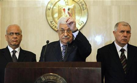 
Palestinian President Mahmoud Abbas (C) gestures during a news conference with Barakat Al-Farra (R) the Palestinian Authority ambassador to Egypt, and Saeb Erekat (L), the Palestinian chief of the PLO Steering and Monitoring Committee after meeting with Egyptian President Hosni Mubarak at the presidential palace in Cairo November 21, 2010. REUTERS/Asmaa Waguih
