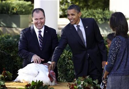 
U.S. President Barack Obama (2nd L) pardons the National Thanksgiving Turkey next to National Turkey Federation President Yubert Envia (L) in the Rose Garden of the White House in Washington, November 24, 2010. REUTERS/Larry Downing
