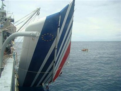 The Brazilian Navy picks debris from Air France flight AF447 out of the Atlantic Ocean, some 745 miles (1,200 km) northeast of Recife, in this handout photo distributed by the Navy in Recife, northeastern Brazil June 9, 2009. REUTERS/Brazilian Air Force/Handout
The Brazilian Navy picks debris from Air France flight AF447 out of the Atlantic Ocean, some 745 miles (1,200 km) northeast of Recife, in this handout photo distributed by the Navy in Recife, northeastern Brazil June 9, 2009. REUTERS/Brazilian Air Force/Handout