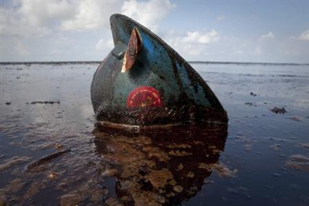 A hard hat from an oil worker lies in oil from the Deepwater Horizon oil spill on East Grand Terre Island, Louisiana in this June 8, 2010 file photo. REUTERS/Lee Celano/Files
A hard hat from an oil worker lies in oil from the Deepwater Horizon oil spill on East Grand Terre Island, Louisiana in this June 8, 2010 file photo. REUTERS/Lee Celano/Files