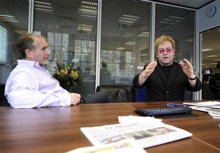 Elton John (R) chats with Simon Kelner, editor of The Independent newspaper at their editorial offices in London November 30, 2010. John is the guest editor of the special World Aids Day edition of the British daily paper due out on Wednesday. REUTERS/Dylan Martinez
Elton John (R) chats with Simon Kelner, editor of The Independent newspaper at their editorial offices in London November 30, 2010. John is the guest editor of the special World Aids Day edition of the British daily paper due out on Wednesday. REUTERS/Dylan Martinez