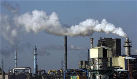 Smoke flows from the Fertiberia fertilizer factory in an industrial zone of Huelva, southern Spain, June 4, 2008. REUTERS/Javier Barbancho
Smoke flows from the Fertiberia fertilizer factory in an industrial zone of Huelva, southern Spain, June 4, 2008. REUTERS/Javier Barbancho