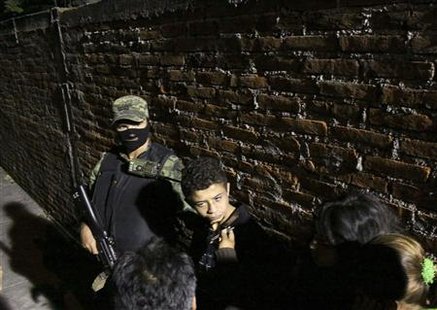 
Edgar Jimenez Lugo (C) alias "El Ponchis" talks to a journalist as he is presented to the media in Cuernavaca December 3, 2010. REUTERS/Margarito Perez
