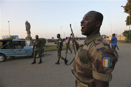 Ivory Coast rebels celebrate at their headquarters in their stronghold in Bouake, central Ivory Coast, December 3, 2010. REUTERS/Luc Gnago
Ivory Coast rebels celebrate at their headquarters in their stronghold in Bouake, central Ivory Coast, December 3, 2010. REUTERS/Luc Gnago