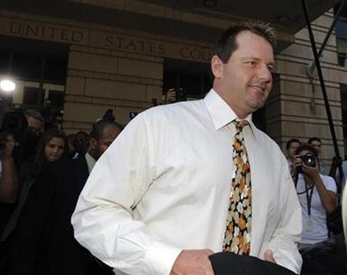 Former star MLB baseball pitcher Roger Clemens departs the federal courthouse after his arraignment on charges of lying to Congress about use of performance enhancing drugs in Washington, August 30, 2010. REUTERS/Jonathan Ernst
Former star MLB baseball pitcher Roger Clemens departs the federal courthouse after his arraignment on charges of lying to Congress about use of performance enhancing drugs in Washington, August 30, 2010. REUTERS/Jonathan Ernst