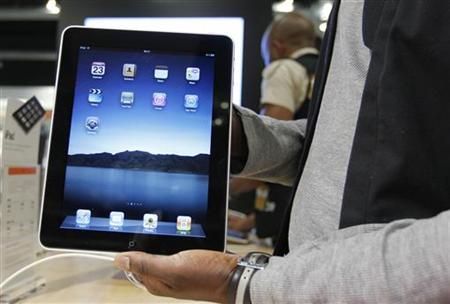 A salesman displays an Apple iPad during its launch in Brussels July 23, 2010. REUTERS/Thierry Roge
A salesman displays an Apple iPad during its launch in Brussels July 23, 2010. REUTERS/Thierry Roge