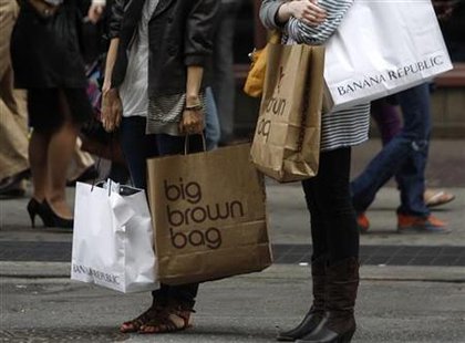 Shoppers carry their purchases along Broadway in New York City, May 11, 2008. REUTERS/Joshua Lott
Shoppers carry their purchases along Broadway in New York City, May 11, 2008. REUTERS/Joshua Lott