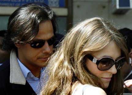 Newly married British model Elizabeth Hurley (R) and Indian businessman Arun Nayar arrive at the international airport in Mumbai in this file photo taken March 5, 2007. REUTERS/Punit Paranjpe/Files
Newly married British model Elizabeth Hurley (R) and Indian businessman Arun Nayar arrive at the international airport in Mumbai in this file photo taken March 5, 2007. REUTERS/Punit Paranjpe/Files