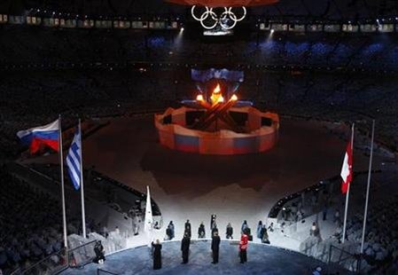 
Vancouver Mayor Gregor Robertson (R), International Olympic Committee (IOC) President Jacques Rogge (2nd R) and Sochi Mayor Anatoly Pakhomov (3rd R) stand on the stage as the Russian flag (L) is raised during the closing ceremony of the Vancouver 2010 Winter Olympics, February 28, 2010. REUTERS/David Gray
