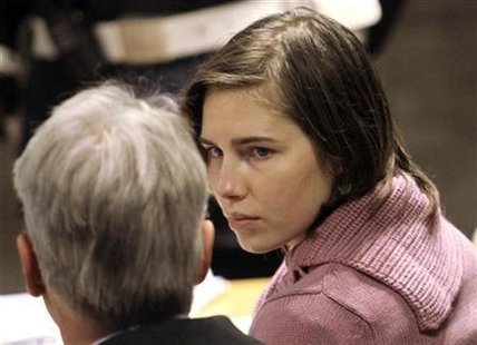 Amanda Knox, the U.S. student convicted of killing her British flatmate in Italy three years ago, speaks to her lawyer Carlo Della Vedova (L) in the courtroom before a trial session in Perugia December 18, 2010.REUTERS/Stringer
Amanda Knox, the U.S. student convicted of killing her British flatmate in Italy three years ago, speaks to her lawyer Carlo Della Vedova (L) in the courtroom before a trial session in Perugia December 18, 2010.REUTERS/Stringer
