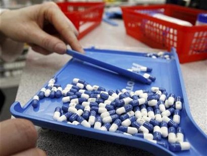 
A pharmacist counts pills in a pharmacy in Toronto in this January 31, 2008 file photo. REUTERS/Mark Blinch/Files
