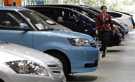 An employee walks at Toyota Motor Corp's showroom in Tokyo November 5, 2010. REUTERS/Toru Hanai
An employee walks at Toyota Motor Corp's showroom in Tokyo November 5, 2010. REUTERS/Toru Hanai