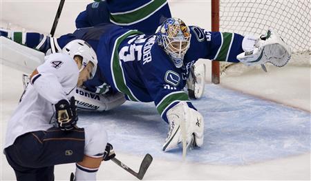 Edmonton Oilers Taylor Hall (L) is stopped by Vancouver Canucks goaltender Cory Schneider during the third period of their NHL hockey game in Vancouver, British Columbia December 26, 2010. REUTERS/Ben Nelms
Edmonton Oilers Taylor Hall (L) is stopped by Vancouver Canucks goaltender Cory Schneider during the third period of their NHL hockey game in Vancouver, British Columbia December 26, 2010. REUTERS/Ben Nelms