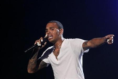 Chris Brown performs during a segment honoring Michael Jackson at the 2010 BET Awards in Los Angeles June 27, 2010. REUTERS/Mario Anzuoni
Chris Brown performs during a segment honoring Michael Jackson at the 2010 BET Awards in Los Angeles June 27, 2010. REUTERS/Mario Anzuoni