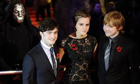 Britain's Emma Watson poses with Daniel Radcliffe (L) and Rupert Grint as they arrive for the world premiere of "Harry Potter and the Deathly Hallows: Part 1" at Leicester Square in London November 11, 2010. REUTERS/Dylan Martinez
Britain's Emma Watson poses with Daniel Radcliffe (L) and Rupert Grint as they arrive for the world premiere of "Harry Potter and the Deathly Hallows: Part 1" at Leicester Square in London November 11, 2010. REUTERS/Dylan Martinez