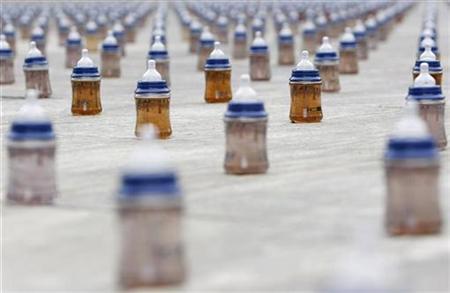 A installation of 4000 baby bottle are placed on the Swiss federal square to mark World Water Day, during a action of by relief organisation Helvetas in Bern March 22, 2010. REUTERS/Pascal Lauener
A installation of 4000 baby bottle are placed on the Swiss federal square to mark World Water Day, during a action of by relief organisation Helvetas in Bern March 22, 2010. REUTERS/Pascal Lauener