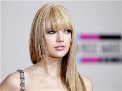 Singer Taylor Swift arrives at the 2010 American Music Awards in Los Angeles November 21, 2010. REUTERS/Danny Moloshok
Singer Taylor Swift arrives at the 2010 American Music Awards in Los Angeles November 21, 2010. REUTERS/Danny Moloshok