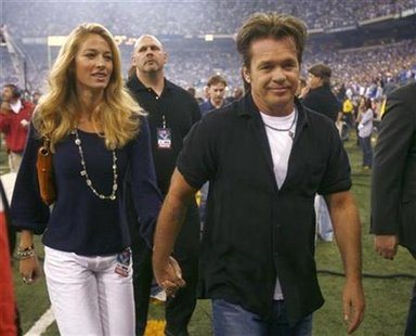 Musician John Mellencamp (R) walks hand in hand with his wife, Elaine-Irwin Mellencamp, after performing prior to the start of the Indianapolis Colts and New Orleans Saints' NFL football game in Indianapolis September 6, 2007. REUTERS/Brent Smith
Musician John Mellencamp (R) walks hand in hand with his wife, Elaine-Irwin Mellencamp, after performing prior to the start of the Indianapolis Colts and New Orleans Saints' NFL football game in Indianapolis September 6, 2007. REUTERS/Brent Smith