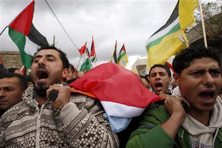 Palestinians carry the body of Jawaher Abu Rahmah during her funeral in the West Bank village of Bilin, near Ramallah January 1, 2011. REUTERS/Mohamad Torokman
Palestinians carry the body of Jawaher Abu Rahmah during her funeral in the West Bank village of Bilin, near Ramallah January 1, 2011. REUTERS/Mohamad Torokman