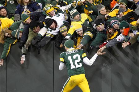 Green Bay Packers starting quarter back Aaron Rodgers celebrates victory against the Chicago Bears with fans in their NFL football game in Green Bay, Wisconsin January 2, 2011. REUTERS/Jeffrey Phelps
Green Bay Packers starting quarter back Aaron Rodgers celebrates victory against the Chicago Bears with fans in their NFL football game in Green Bay, Wisconsin January 2, 2011. REUTERS/Jeffrey Phelps