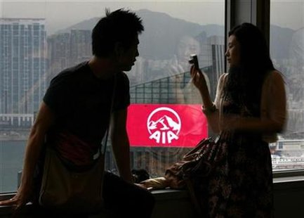 
A couple tours inside the Bank of China Tower opposite to AIA Central building in Hong Kong in this August 12, 2009 file photo. REUTERS/Bobby Yip

