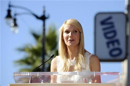 Gwyneth Paltrow on the Hollywood Walk of Fame, December 13, 2010. REUTERS/Phil McCarten
Gwyneth Paltrow on the Hollywood Walk of Fame, December 13, 2010. REUTERS/Phil McCarten