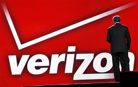 Verizon CEO Ivan Seidenberg leaves the stage after he delivered his keynote address on the opening day of the Consumer Electronics Show (CES) in Las Vegas January 6, 2011. REUTERS/Rick Wilking
Verizon CEO Ivan Seidenberg leaves the stage after he delivered his keynote address on the opening day of the Consumer Electronics Show (CES) in Las Vegas January 6, 2011. REUTERS/Rick Wilking