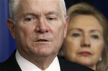 
Secretary of Defense Robert Gates (L) and Secretary of State Hillary Clinton speak to reporters about the Afghanistan-Pakistan Annual Review from the White House Briefing Room in Washington December 16, 2010. REUTERS/Kevin Lamarque
