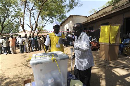 A southern Sudanese man casts his vote on the first day of polling in the independence referendum at Juba January 9, 2011. REUTERS/Tim McKulka/UNMIS/Handout
A southern Sudanese man casts his vote on the first day of polling in the independence referendum at Juba January 9, 2011. REUTERS/Tim McKulka/UNMIS/Handout