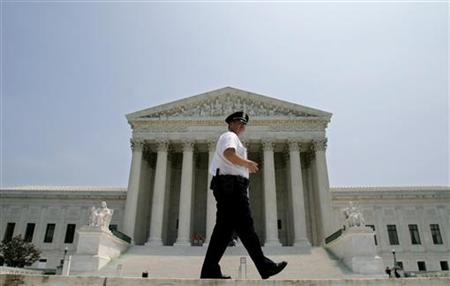 A Supreme Court police officer patrols outside the Supreme Court building in Washington, July 1, 2005. REUTERS/Shaun Heasley
A Supreme Court police officer patrols outside the Supreme Court building in Washington, July 1, 2005. REUTERS/Shaun Heasley