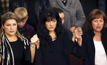 Roxanna Green (C), mother of nine-year-old victim Christina Green, attends a community Mass at St. Odilia Catholic Church honoring the victims of Saturday's mass shooting, in Tucson, Arizona, January 11, 2011. REUTERS/Greg Bryan/Pool
Roxanna Green (C), mother of nine-year-old victim Christina Green, attends a community Mass at St. Odilia Catholic Church honoring the victims of Saturday's mass shooting, in Tucson, Arizona, January 11, 2011. REUTERS/Greg Bryan/Pool