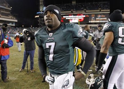 Philadelphia Eagles quarterback Michael Vick leaves the field after the team lost to the Green Bay Packers in their NFC Wild Card NFL playoff football game in Philadelphia, January 9, 2011. REUTERS/Gary Hershorn
Philadelphia Eagles quarterback Michael Vick leaves the field after the team lost to the Green Bay Packers in their NFC Wild Card NFL playoff football game in Philadelphia, January 9, 2011. REUTERS/Gary Hershorn