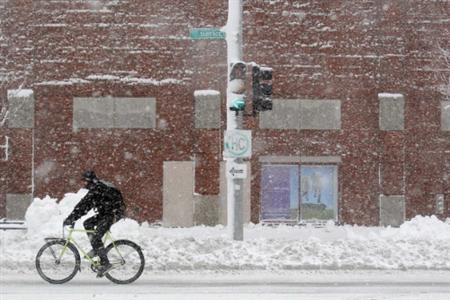 A man travels on his bicycle during a winter nor'easter snow storm in Boston, Massachusetts January 12, 2011. REUTERS/Brian Snyder
A man travels on his bicycle during a winter nor'easter snow storm in Boston, Massachusetts January 12, 2011. REUTERS/Brian Snyder