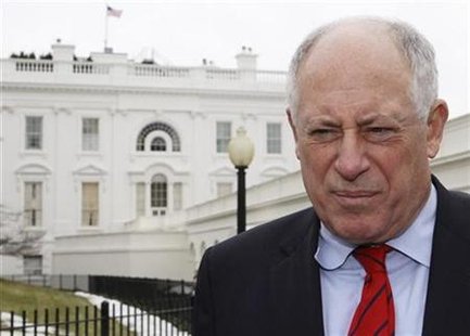 
Illinois Governor Pat Quinn speaks to the press after a meeting with President Barack Obama during a National Governors Association meeting at the White House in Washington, February 22, 2010. REUTERS/Larry Downing
