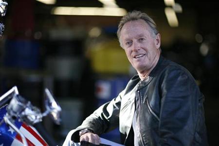 eter Fonda poses for a portrait on a replica of the "Captain America" bike in Glendale, California October 23, 2009. REUTERS/Mario Anzuoni
eter Fonda poses for a portrait on a replica of the "Captain America" bike in Glendale, California October 23, 2009. REUTERS/Mario Anzuoni