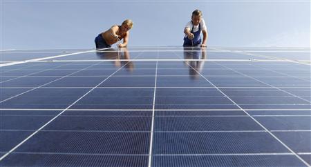 Construction workers fix solar panels for a new solar power plant near Olching-Esting west of Munich in this July 7, 2010 file photo. REUTERS/Michaela Rehle/Files
Construction workers fix solar panels for a new solar power plant near Olching-Esting west of Munich in this July 7, 2010 file photo. REUTERS/Michaela Rehle/Files
