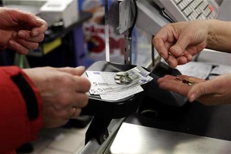 A cashier gives change to a customer in Euro banknotes and coins in a supermarket in Tallinn January 1, 2011. REUTERS/Ints Kalnins
A cashier gives change to a customer in Euro banknotes and coins in a supermarket in Tallinn January 1, 2011. REUTERS/Ints Kalnins