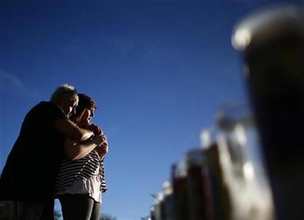 Ivonne Gaitan (L) and Miciela Sahner embrace at a memorial for U.S. congresswoman Gabrielle Giffords and other victims at University Medical Center in Tucson, Arizona January 17, 2011. REUTERS/Eric Thayer
Ivonne Gaitan (L) and Miciela Sahner embrace at a memorial for U.S. congresswoman Gabrielle Giffords and other victims at University Medical Center in Tucson, Arizona January 17, 2011. REUTERS/Eric Thayer
