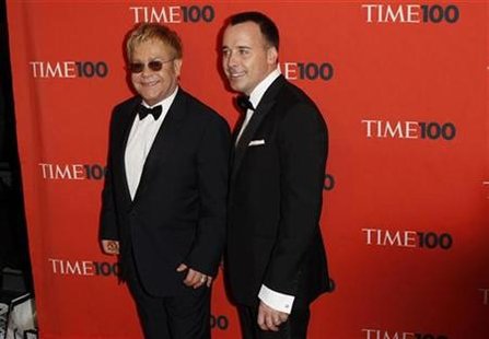 Musician Elton John (L) and his partner David Furnish arrive for "Time Magazine's 100 Most Influential People in the World" gala in New York May 4, 2010. REUTERS/Lucas Jackson
Musician Elton John (L) and his partner David Furnish arrive for "Time Magazine's 100 Most Influential People in the World" gala in New York May 4, 2010. REUTERS/Lucas Jackson
