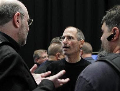 
Apple CEO Steve Jobs (C) is seen after the Apple's music-themed September media event in San Francisco, California September 1, 2010. REUTERS/Robert Galbraith
