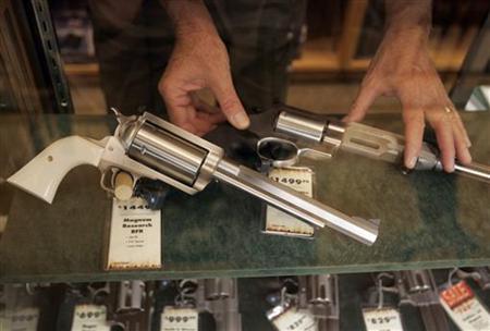A salesman takes a gun out of the display case at a store in Fort Worth, Texas June 26, 2008. REUTERS/Jessica Rinaldi
A salesman takes a gun out of the display case at a store in Fort Worth, Texas June 26, 2008. REUTERS/Jessica Rinaldi