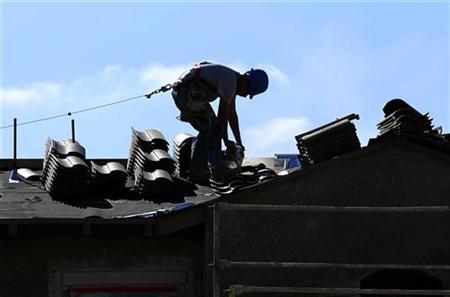 A construction worker cuts tiles as he installs a roof on a home in a new subdivision being built in San Marcos, California April 23, 2010. REUTERS/Mike Blake
A construction worker cuts tiles as he installs a roof on a home in a new subdivision being built in San Marcos, California April 23, 2010. REUTERS/Mike Blake