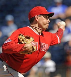 Los Angeles Angels relief pitcher Brian Fuentes delivers a ninth inning pitch against the Kansas City Royals during the Angels win in their MLB American League baseball game in Kansas City, Missouri, June 3, 2010. REUTERS/Dave Kaup
Los Angeles Angels relief pitcher Brian Fuentes delivers a ninth inning pitch against the Kansas City Royals during the Angels win in their MLB American League baseball game in Kansas City, Missouri, June 3, 2010. REUTERS/Dave Kaup