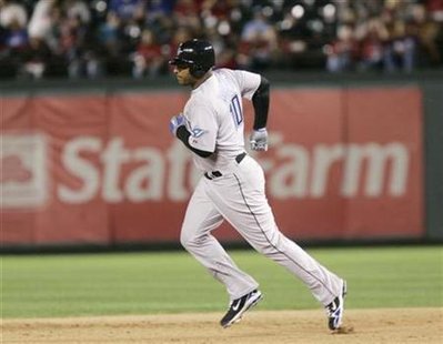 Toronto Blue Jays Vernon Wells rounds the bases after hitting a home run off Texas Rangers pitcher Dustin Nippert in the fifth inning of their MLB baseball game in Arlington, Texas, April 7, 2010. REUTERS/Tim Sharp
Toronto Blue Jays Vernon Wells rounds the bases after hitting a home run off Texas Rangers pitcher Dustin Nippert in the fifth inning of their MLB baseball game in Arlington, Texas, April 7, 2010. REUTERS/Tim Sharp