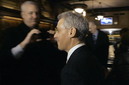 Former White House Chief of Staff and Chicago mayoral candidate Rahm Emanuel smiles as he greets patrons after a news conference in Chicago January 24, 2011. REUTERS/Frank Polich
Former White House Chief of Staff and Chicago mayoral candidate Rahm Emanuel smiles as he greets patrons after a news conference in Chicago January 24, 2011. REUTERS/Frank Polich