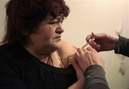 Drug user Zoya is injected with heroin at her flat in the Russian town of Tver, some 170 km (106 miles) northwest of Moscow, November 13, 2010. REUTERS/Diana Markosian
Drug user Zoya is injected with heroin at her flat in the Russian town of Tver, some 170 km (106 miles) northwest of Moscow, November 13, 2010. REUTERS/Diana Markosian