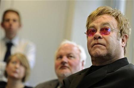 Britain's Elton John attends morning conference at The Independent newspaper editorial office, in London November 30, 2010. REUTERS/Dylan Martinez
Britain's Elton John attends morning conference at The Independent newspaper editorial office, in London November 30, 2010. REUTERS/Dylan Martinez